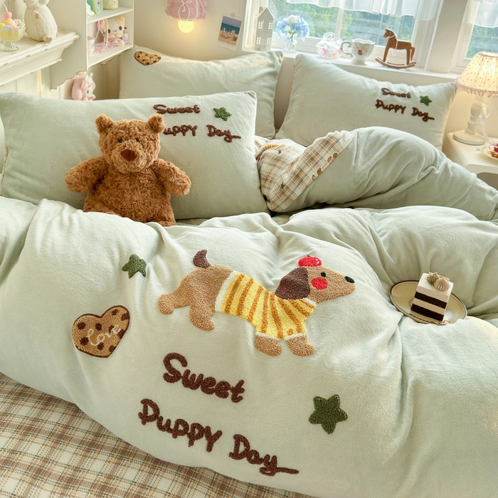 91家纺网 家纺一手货源 找家纺 Sweet dreams甜梦 2025新款全消光牛奶绒毛巾绣印花四件套 苹果腊肠狗