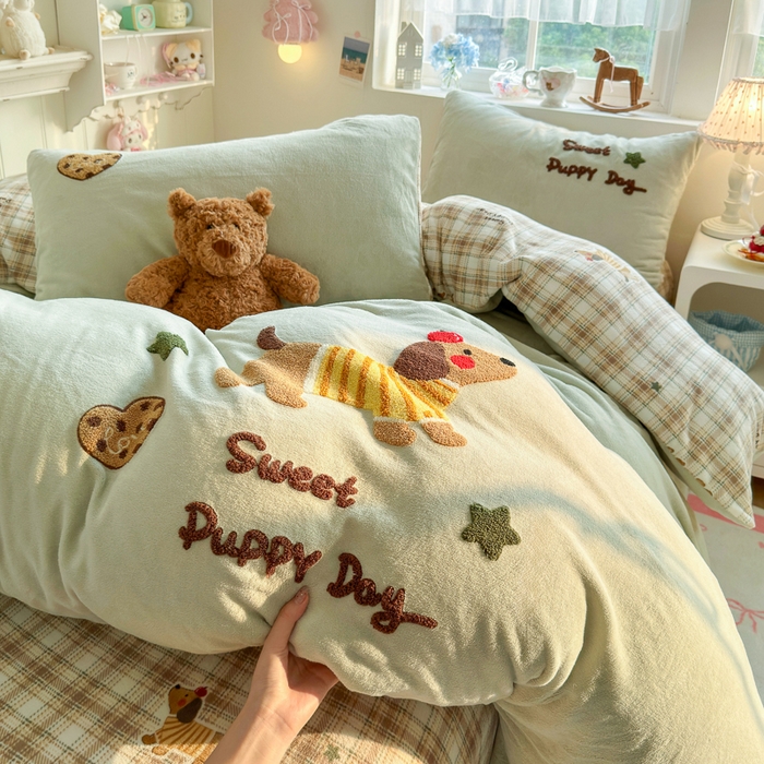 91家纺网 家纺一手货源 找家纺 Sweet dreams甜梦 2025新款全消光牛奶绒毛巾绣印花四件套 苹果腊肠狗