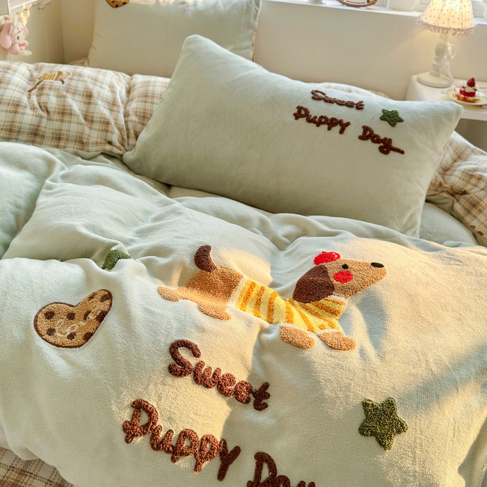 91家纺网 家纺一手货源 找家纺 Sweet dreams甜梦 2025新款全消光牛奶绒毛巾绣印花四件套 苹果腊肠狗