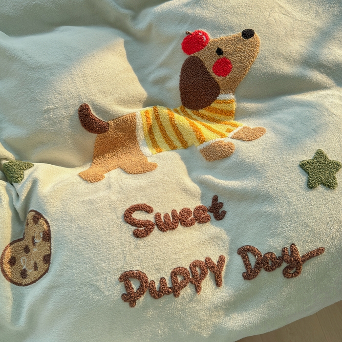 91家纺网 家纺一手货源 找家纺 Sweet dreams甜梦 2025新款全消光牛奶绒毛巾绣印花四件套 苹果腊肠狗