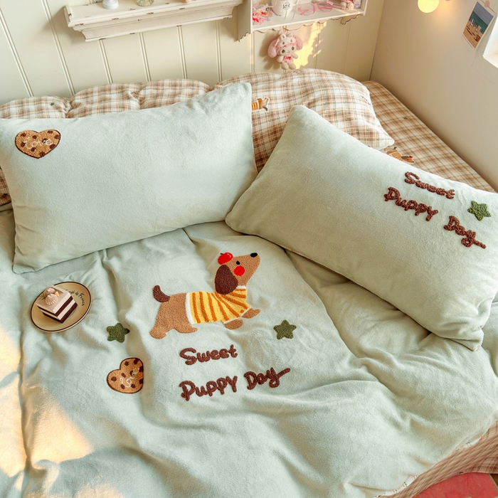 91家纺网 家纺一手货源 找家纺 Sweet dreams甜梦 2025新款全消光牛奶绒毛巾绣印花四件套 苹果腊肠狗