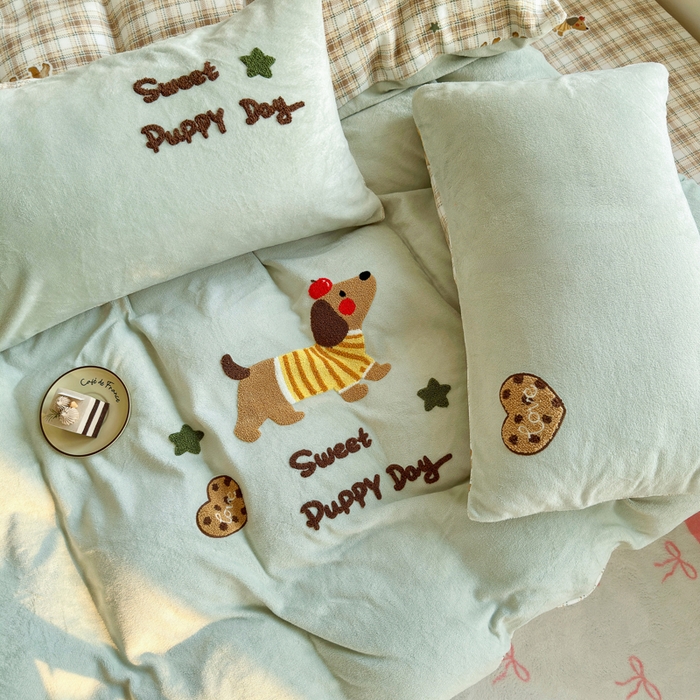 91家纺网 家纺一手货源 找家纺 Sweet dreams甜梦 2025新款全消光牛奶绒毛巾绣印花四件套 苹果腊肠狗