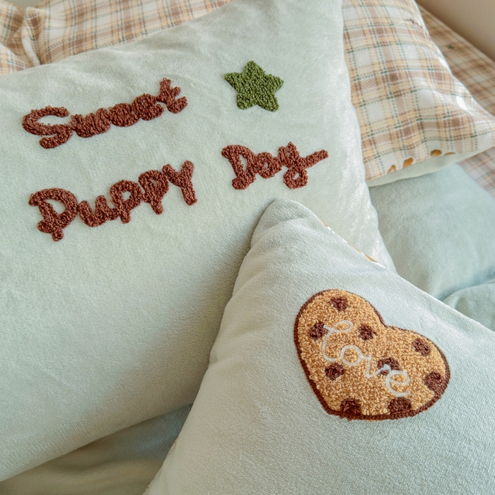 91家纺网 家纺一手货源 找家纺 Sweet dreams甜梦 2025新款全消光牛奶绒毛巾绣印花四件套 苹果腊肠狗