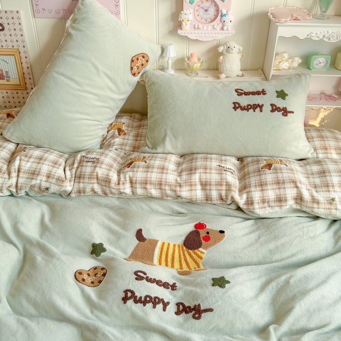 91家纺网 家纺一手货源 找家纺 Sweet dreams甜梦 2025新款全消光牛奶绒毛巾绣印花四件套 苹果腊肠狗