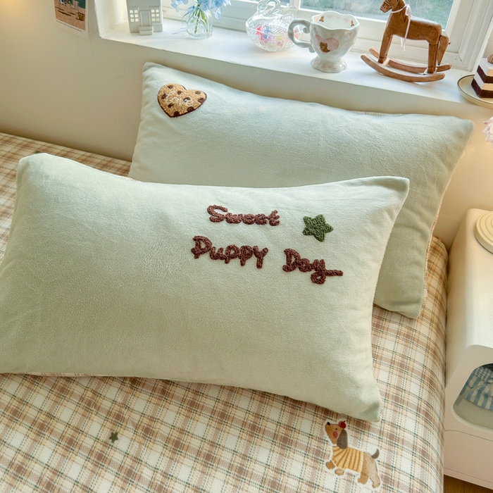 91家纺网 家纺一手货源 找家纺 Sweet dreams甜梦 2025新款全消光牛奶绒毛巾绣印花四件套 苹果腊肠狗