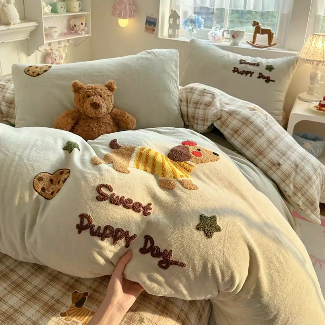 91家纺网 家纺一手货源 找家纺 Sweet dreams甜梦 2025新款全消光牛奶绒毛巾绣印花四件套 苹果腊肠狗