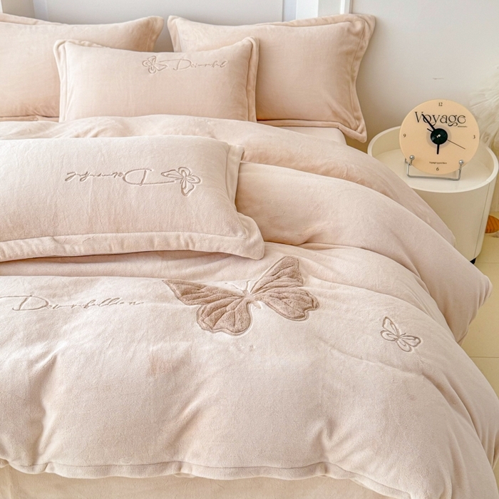 91家纺网 家纺一手货源 找家纺 （总）保罗圣迪奥 2025新款250克全消光牛奶绒四件套-蝶曼