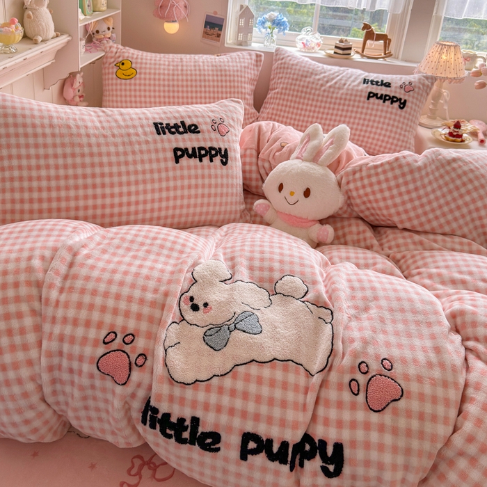 91家纺网 家纺一手货源 找家纺 Sweet dreams甜梦 2025新款全消光牛奶绒毛巾绣印花四件套 小白