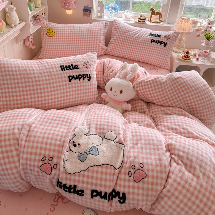 91家纺网 家纺一手货源 找家纺 Sweet dreams甜梦 2025新款全消光牛奶绒毛巾绣印花四件套 小白