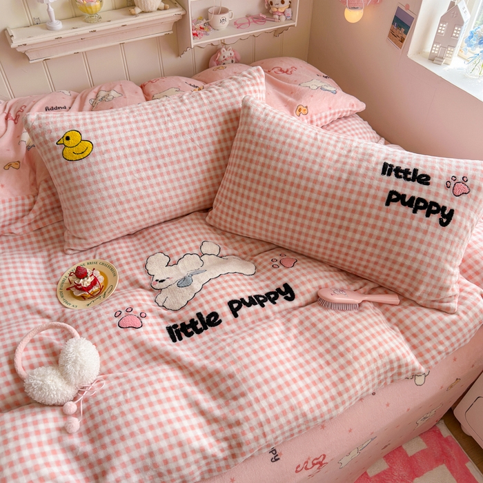 91家纺网 家纺一手货源 找家纺 Sweet dreams甜梦 2025新款全消光牛奶绒毛巾绣印花四件套 小白