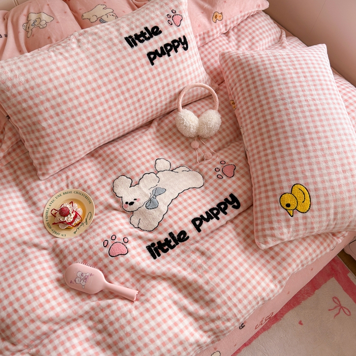 91家纺网 家纺一手货源 找家纺 Sweet dreams甜梦 2025新款全消光牛奶绒毛巾绣印花四件套 小白