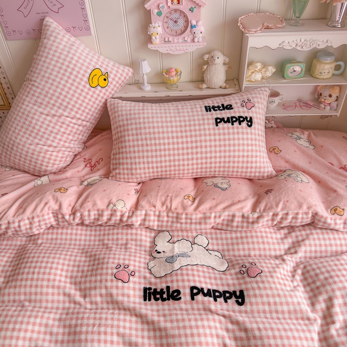 91家纺网 家纺一手货源 找家纺 Sweet dreams甜梦 2025新款全消光牛奶绒毛巾绣印花四件套 小白