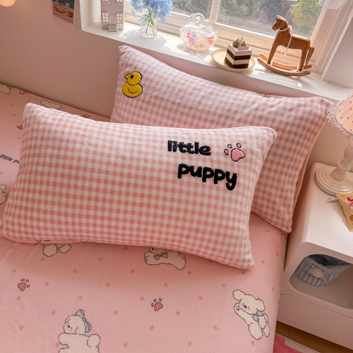 91家纺网 家纺一手货源 找家纺 Sweet dreams甜梦 2025新款全消光牛奶绒毛巾绣印花四件套 小白