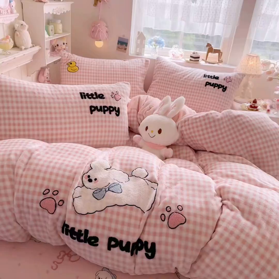 91家纺网 家纺一手货源 找家纺 Sweet dreams甜梦 2025新款全消光牛奶绒毛巾绣印花四件套 小白