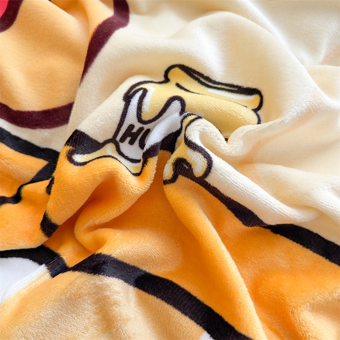 91家纺网 家纺一手货源 找家纺 福来临家纺 2025秋冬新款亲肤舒适保暖加厚牛奶绒大版卡通四件套 搞怪小熊