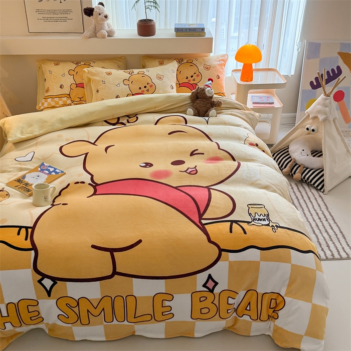 福来临家纺 2025秋冬新款亲肤舒适保暖加厚牛奶绒大版卡通四件套 搞怪小熊