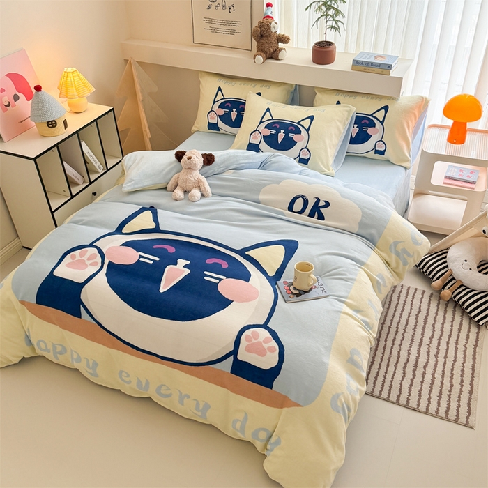 91家纺网 家纺一手货源 找家纺 福来临家纺 2025秋冬新款亲肤舒适保暖加厚牛奶绒大版卡通四件套 大脸猫猫