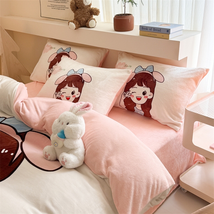 91家纺网 家纺一手货源 找家纺 福来临家纺 2025秋冬新款亲肤舒适保暖加厚牛奶绒大版卡通四件套 可爱女孩