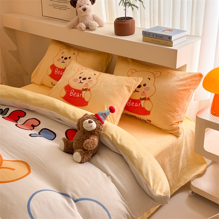 91家纺网 家纺一手货源 找家纺 福来临家纺 2025秋冬新款亲肤舒适保暖加厚牛奶绒大版卡通四件套 熊熊零食