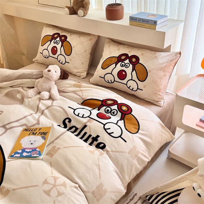 91家纺网 家纺一手货源 找家纺 福来临家纺 2025秋冬新款亲肤舒适保暖加厚牛奶绒大版卡通四件套 敬礼狗狗