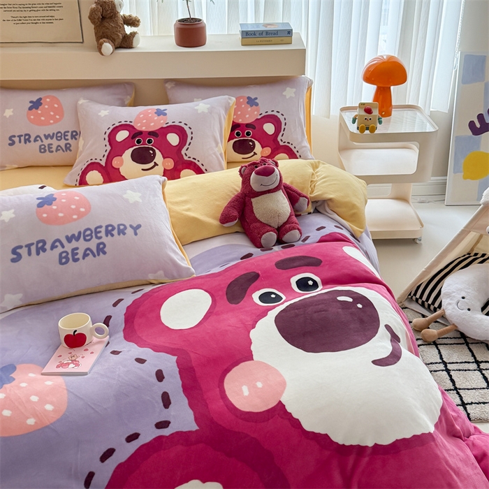 91家纺网 家纺一手货源 找家纺 福来临家纺 2025秋冬新款亲肤舒适保暖加厚牛奶绒大版卡通四件套 草莓熊