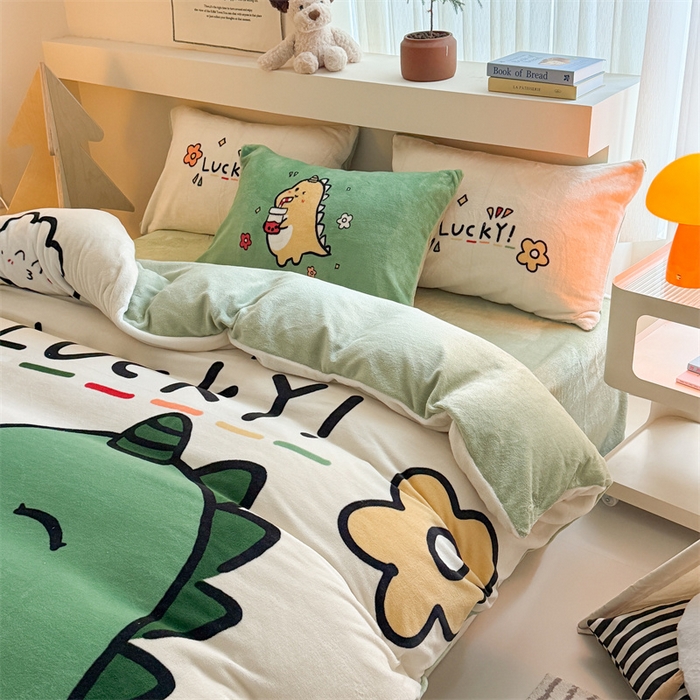 91家纺网 家纺一手货源 找家纺 福来临家纺 2025秋冬新款亲肤舒适保暖加厚牛奶绒大版卡通四件套 友爱龙龙