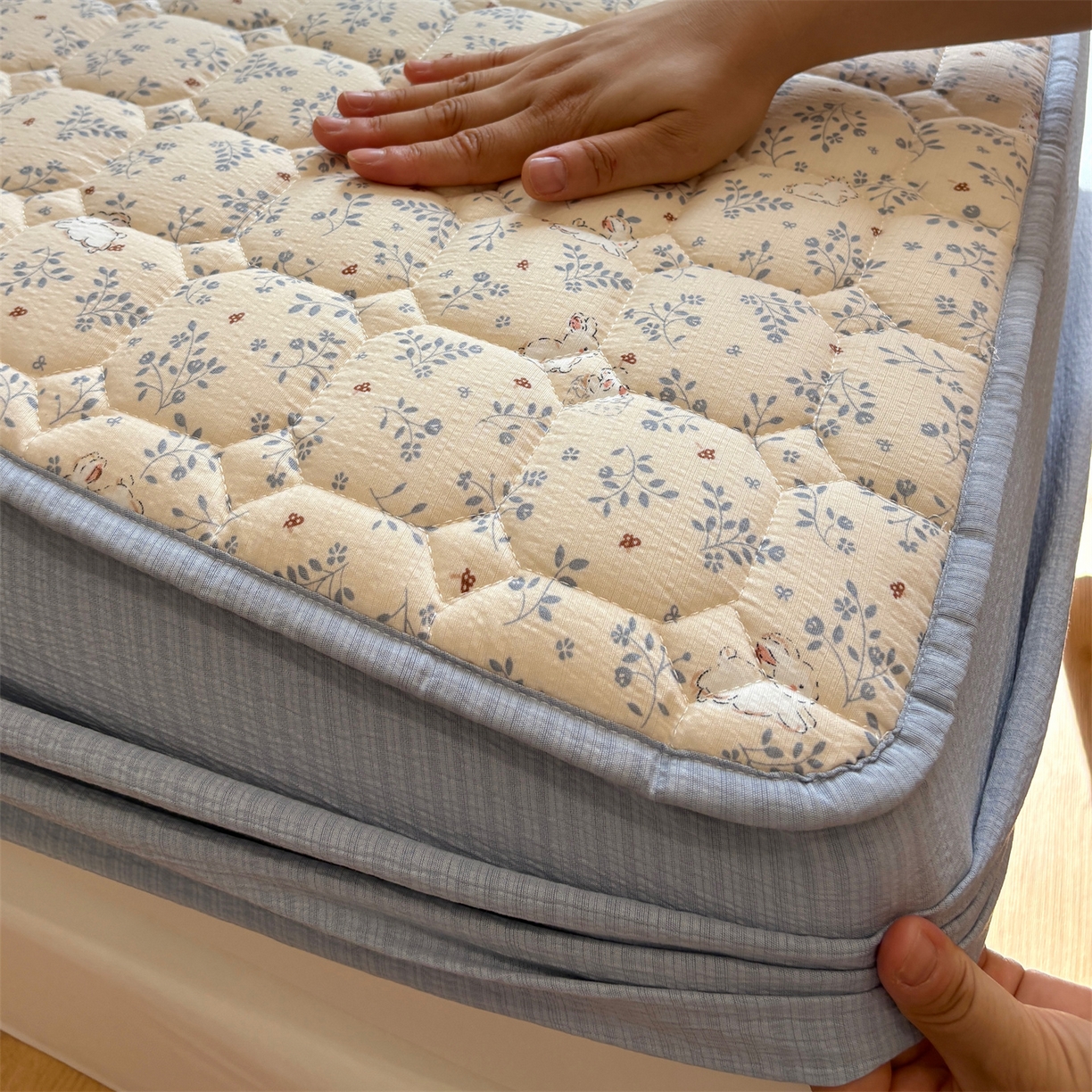 91家纺网 家纺一手货源 找家纺 居眠 2025新款印花云感皱皱纱夹棉床笠 森林舞会