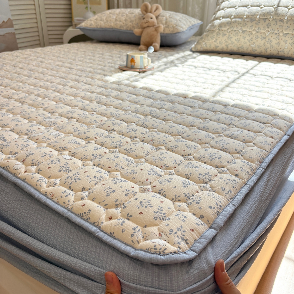 91家纺网 家纺一手货源 找家纺 居眠 2025新款印花云感皱皱纱夹棉床笠 森林舞会