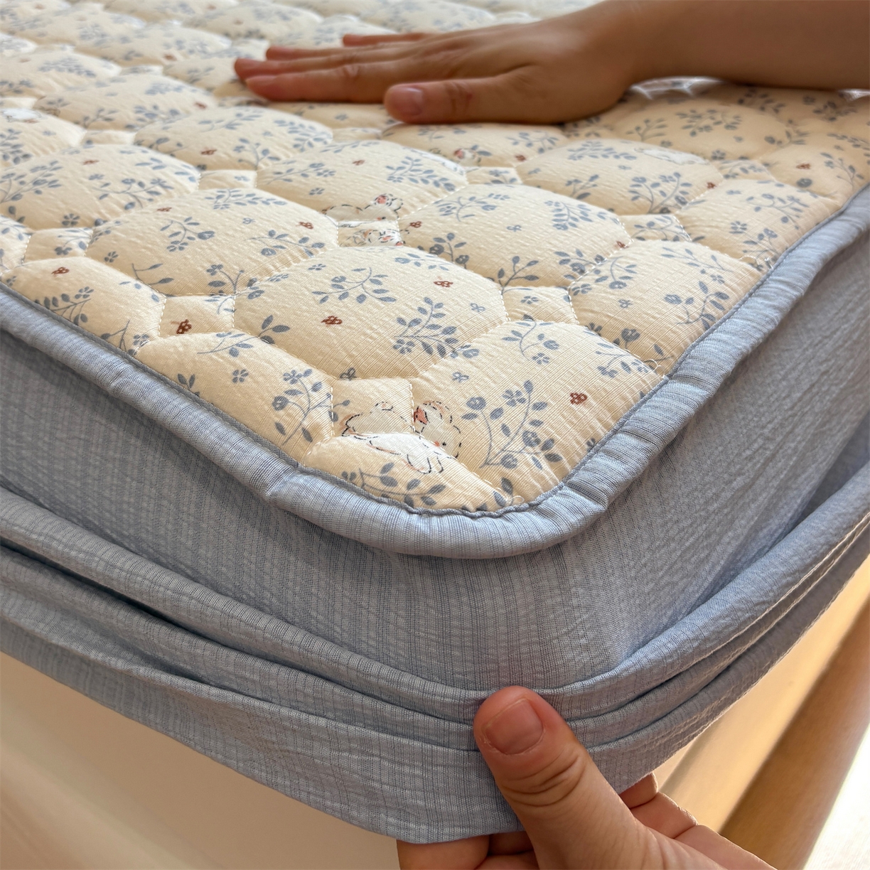 91家纺网 家纺一手货源 找家纺 居眠 2025新款印花云感皱皱纱夹棉床笠 森林舞会