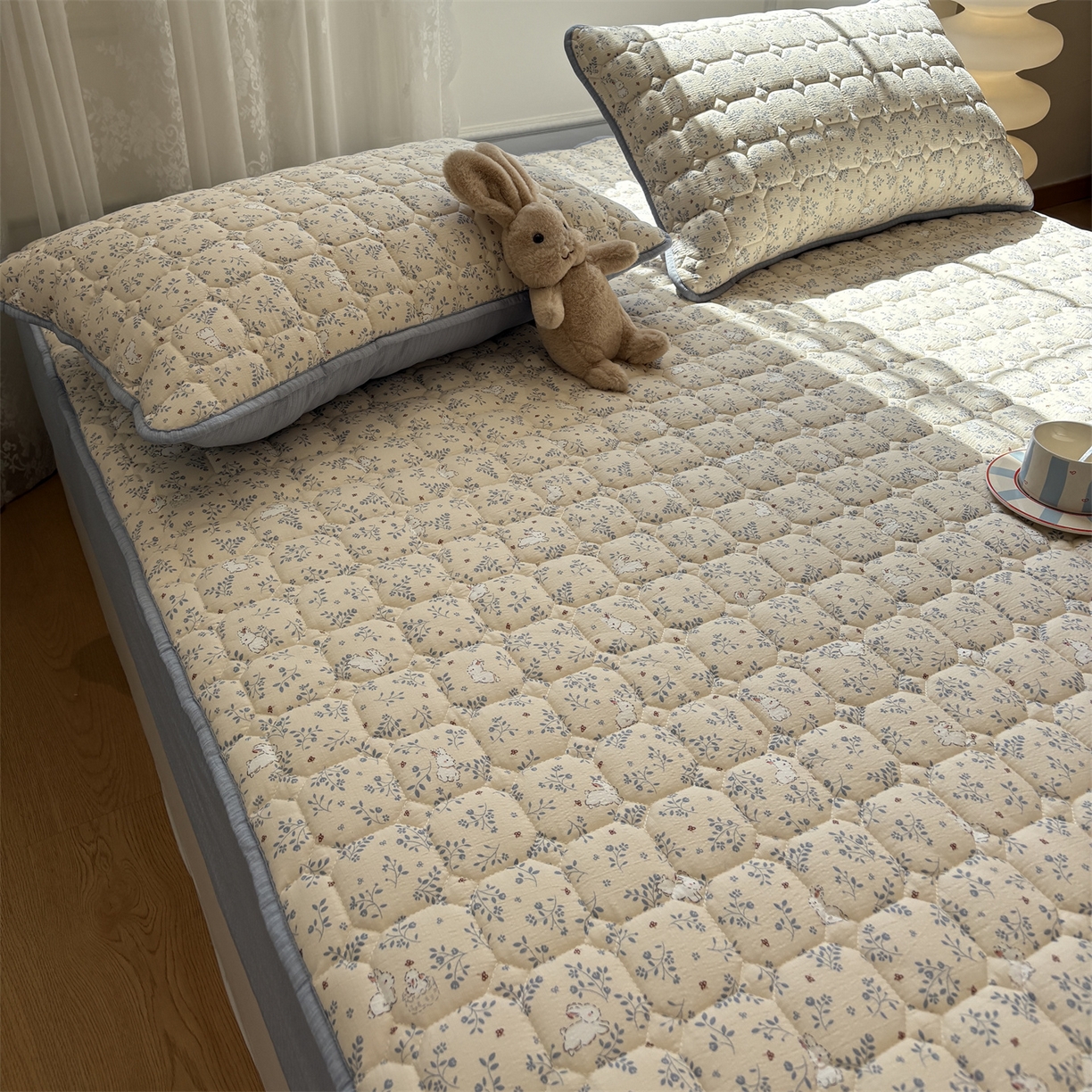 91家纺网 家纺一手货源 找家纺 居眠 2025新款印花云感皱皱纱夹棉床笠 森林舞会