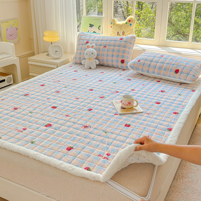 91家纺网 家纺一手货源 找家纺 澜妃 2025新款高克重牛奶绒可爱系床褥床护垫CHD CHD-草莓软心