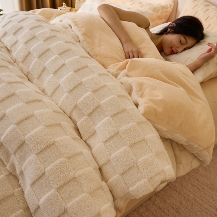 91家纺网 家纺一手货源 找家纺 晨曦家纺 2025新款加厚230克塔芙绒牛奶绒四件套-初暖系列 初暖-白拼奶黄