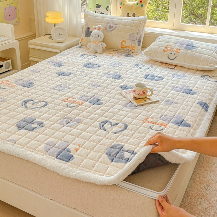 91家纺网 家纺一手货源 找家纺 澜妃 2025新款高克重牛奶绒可爱系床褥床护垫CHD CHD-蜡笔心