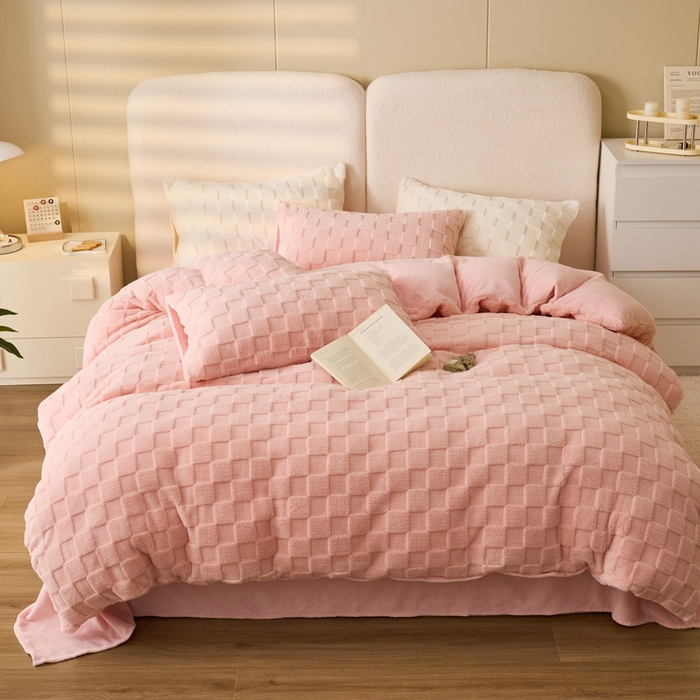 91家纺网 家纺一手货源 找家纺 晨曦家纺 2025新款加厚230克塔芙绒牛奶绒四件套-初暖系列 初暖-童话粉