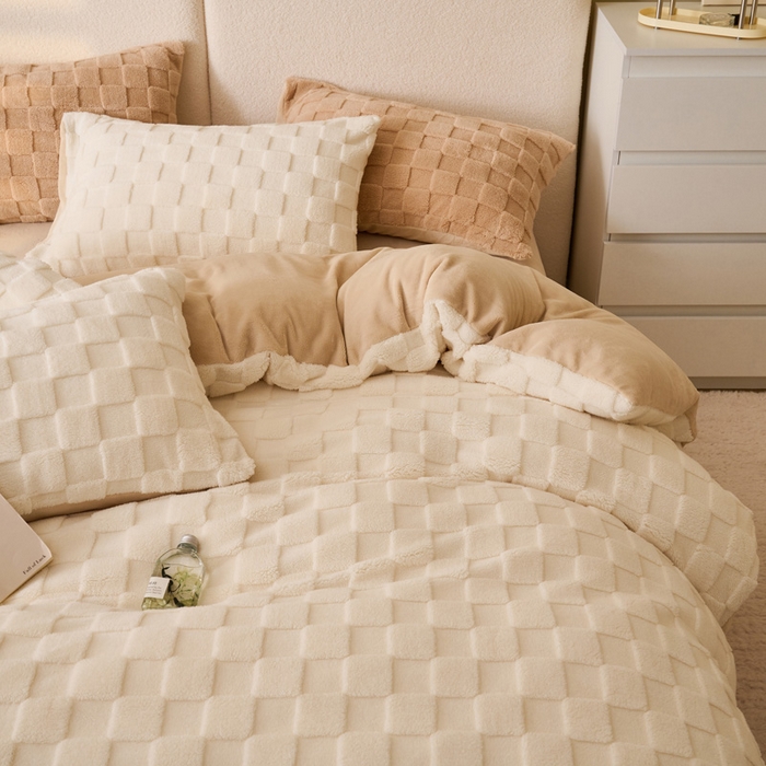 91家纺网 家纺一手货源 找家纺 晨曦家纺 2025新款加厚230克塔芙绒牛奶绒四件套-初暖系列 初暖-白拼奶咖