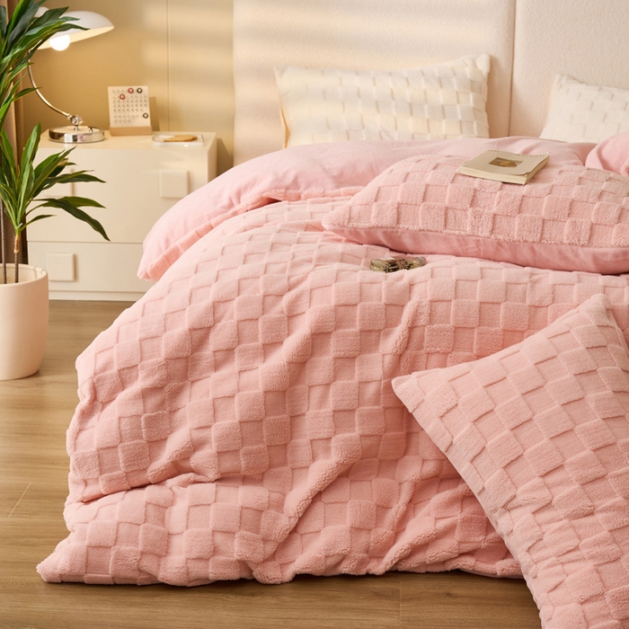 91家纺网 家纺一手货源 找家纺 晨曦家纺 2025新款加厚230克塔芙绒牛奶绒四件套-初暖系列 初暖-童话粉