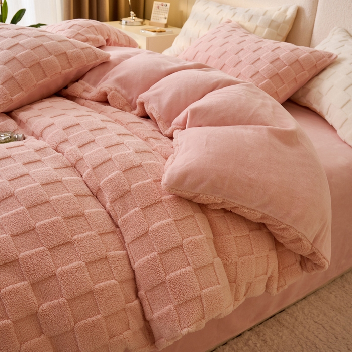 91家纺网 家纺一手货源 找家纺 晨曦家纺 2025新款加厚230克塔芙绒牛奶绒四件套-初暖系列 初暖-童话粉