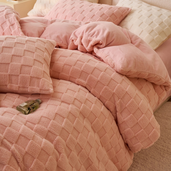 91家纺网 家纺一手货源 找家纺 晨曦家纺 2025新款加厚230克塔芙绒牛奶绒四件套-初暖系列 初暖-童话粉