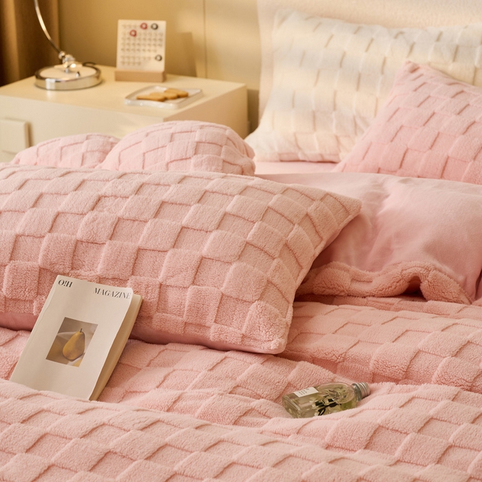 91家纺网 家纺一手货源 找家纺 晨曦家纺 2025新款加厚230克塔芙绒牛奶绒四件套-初暖系列 初暖-童话粉