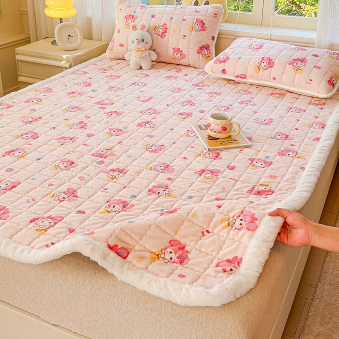 91家纺网 家纺一手货源 找家纺 澜妃 2025新款高克重牛奶绒可爱系床褥床护垫CHD CHD-小美甜品屋