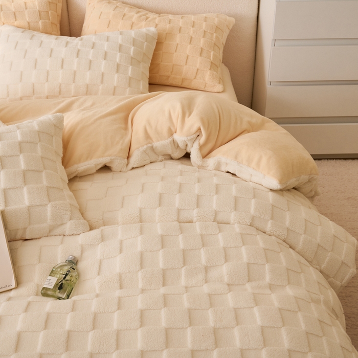 91家纺网 家纺一手货源 找家纺 晨曦家纺 2025新款加厚230克塔芙绒牛奶绒四件套-初暖系列 初暖-白拼奶黄