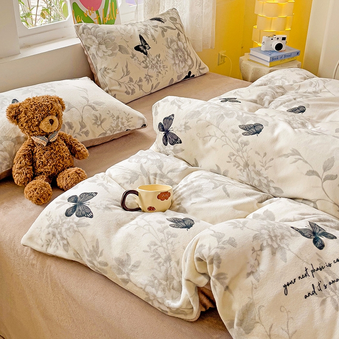 91家纺网 家纺一手货源 找家纺 暖芯优选 2025新款小清新加厚高克重牛奶绒四件套直播热款电商热款 蝴蝶飞舞