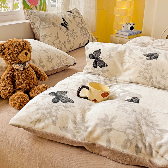 91家纺网 家纺一手货源 找家纺 暖芯优选 2025新款小清新加厚高克重牛奶绒四件套直播热款电商热款 蝴蝶飞舞