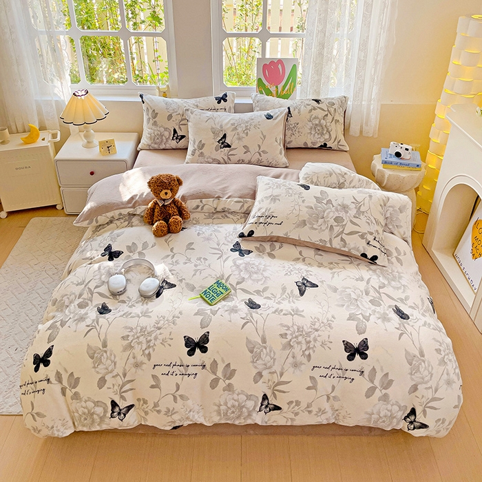 91家纺网 家纺一手货源 找家纺 暖芯优选 2025新款小清新加厚高克重牛奶绒四件套直播热款电商热款 蝴蝶飞舞