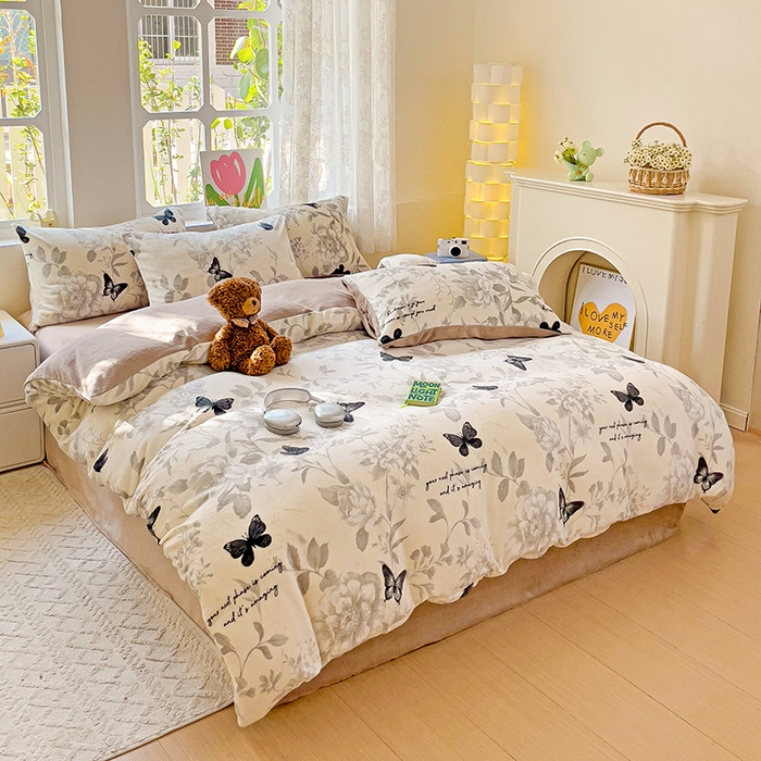 91家纺网 家纺一手货源 找家纺 暖芯优选 2025新款小清新加厚高克重牛奶绒四件套直播热款电商热款 蝴蝶飞舞