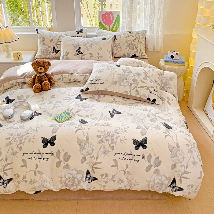 91家纺网 家纺一手货源 找家纺 暖芯优选 2025新款小清新加厚高克重牛奶绒四件套直播热款电商热款 蝴蝶飞舞