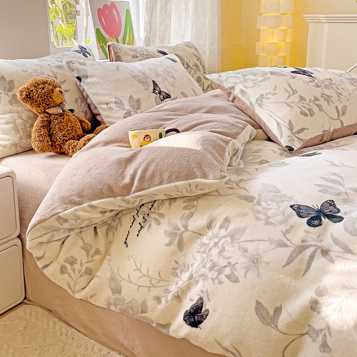 91家纺网 家纺一手货源 找家纺 暖芯优选 2025新款小清新加厚高克重牛奶绒四件套直播热款电商热款 蝴蝶飞舞