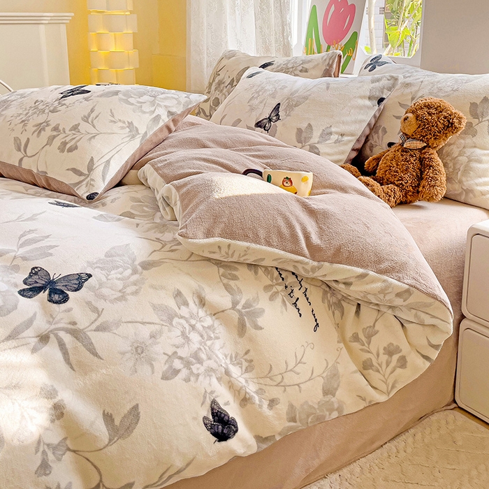 91家纺网 家纺一手货源 找家纺 暖芯优选 2025新款小清新加厚高克重牛奶绒四件套直播热款电商热款 蝴蝶飞舞