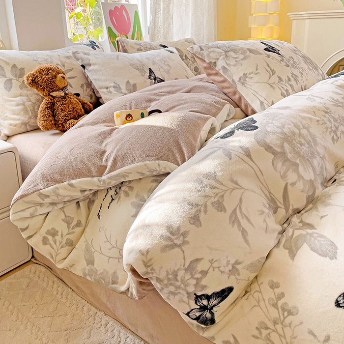 91家纺网 家纺一手货源 找家纺 暖芯优选 2025新款小清新加厚高克重牛奶绒四件套直播热款电商热款 蝴蝶飞舞