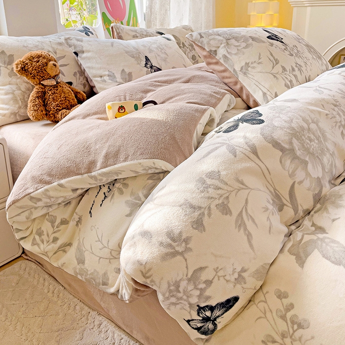 91家纺网 家纺一手货源 找家纺 暖芯优选 2025新款小清新加厚高克重牛奶绒四件套直播热款电商热款 蝴蝶飞舞